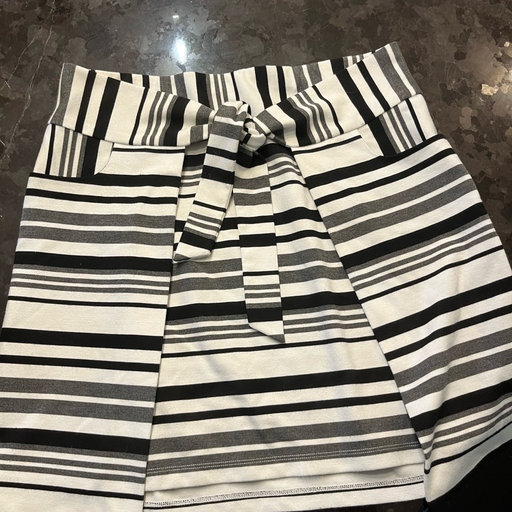 CAbi Black and White 5185 Grandstand skirt
